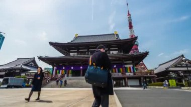 TOKYO, JAPONYA - 25 Mart 2019: Tokyo kulesi geçmişine sahip antik Zojoji tapınağını ziyaret eden kimliği belirsiz turistler, Tokyo, Japonya 'da ünlü bir yerdir..