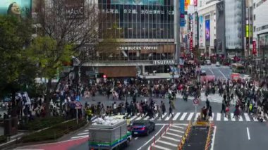 TOKYO, JAPONYA - 25 Mart 2019: Tokyo, Japonya 'da Shibuya' nın ünlü kavşağında gün be gün insanların ve arabaların hızlanması