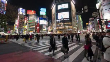 TOKYO, JAPONYA - 25 Mart 2019: Tokyo, Japonya 'da Shibuya' nın ünlü kavşağında insanların ve arabaların zaman aşımı