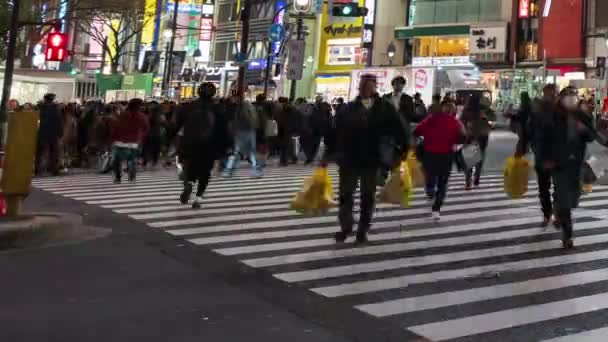 2019年3月25日 時間東京の夜 渋谷の交差点で有名な通りを横断する人々と車の待ち時間 — ストック動画