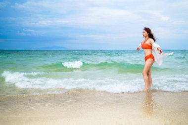 Koh MunNork Adası, Rayong, Thailan sahilinde mutlu genç bir kadın.
