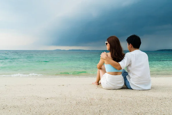 Feliz Jovem Casal Sentado Praia Mar Koh Munnork Island Rayong — Fotografia de Stock