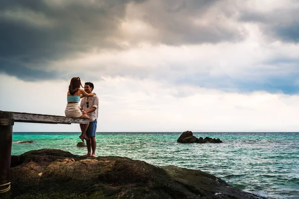 Feliz Jovem Casal Sentado Uma Ponte Madeira Praia Mar Koh — Fotografia de Stock