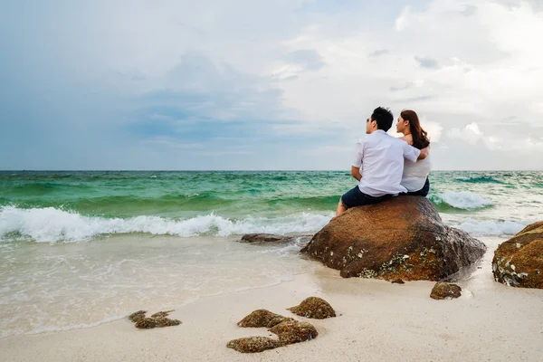 Jovem Casal Abraçando Rocha Praia Mar Koh Munnork Island Rayong — Fotografia de Stock