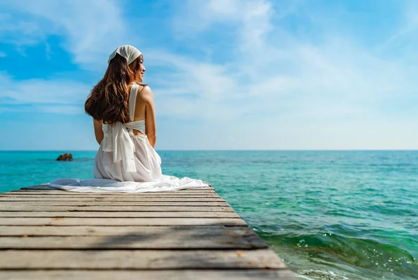 Mujer Feliz Sentada Puente Madera Playa Del Mar Koh Munnork — Foto de Stock