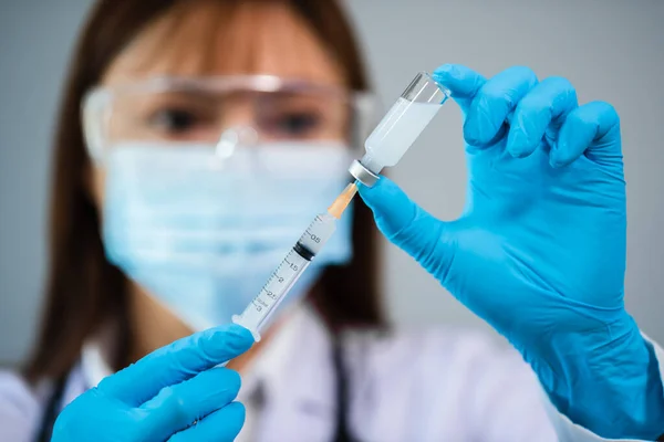 Vrouwelijke Arts Die Fles Vaccin Het Injectiegeneesmiddel Van Spuit Zuigt — Stockfoto