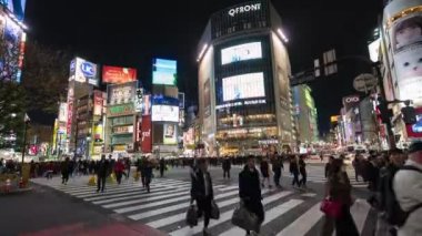 TOKYO, JAPONYA - 25 Mart 2019: Tokyo, Japonya 'da Shibuya' nın ünlü kavşağında insanların ve arabaların zaman aşımı