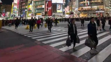 TOKYO, JAPONYA - 25 Mart 2019: Tokyo, Japonya 'da Shibuya' nın ünlü kavşağında insanların ve arabaların zaman aşımı