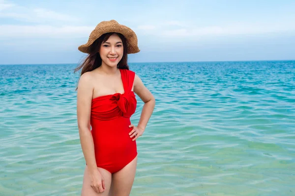 Koh MunNork Adası, Rayong, Tayland 'daki sahilde mutlu bir kadın.