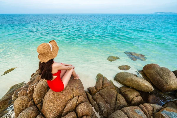 Ung Kvinna Baddräkt Sitter Stenstrand Med Havet Koh Munnork Island — Stockfoto