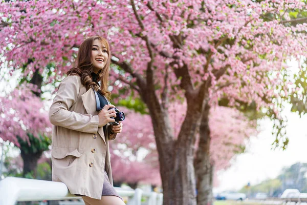 Joven Viajera Buscando Flores Cerezo Flor Sakura Floreciendo Sosteniendo Cámara — Foto de Stock