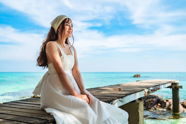 Happy Woman Sitting Wooden Bridge Sea Beach Koh Munnork Island — Stock Photo, Image