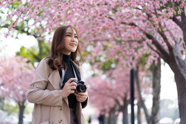 Jovem Viajante Olhando Flores Cereja Flor Sakura Florescendo Segurando Câmera — Fotografia de Stock