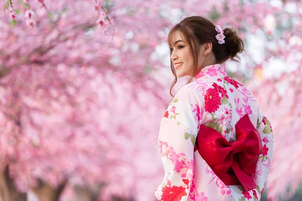 Femme Yukata Robe Kimono Regardant Fleur Sakura Fleur Cerisier Fleurissant — Photo