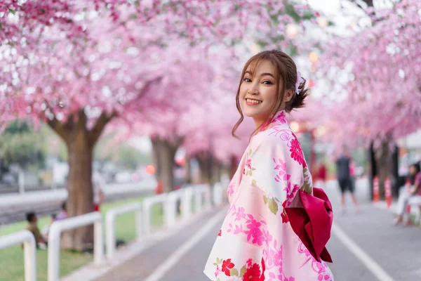 Donna Yukata Abito Kimono Guardando Fiore Sakura Fiori Ciliegio Fiore — Foto Stock