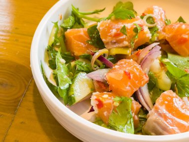 Sebzeli somon salatası, Japon yemeği.