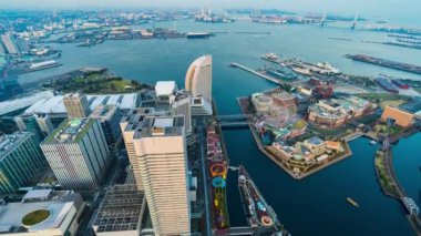 Yokohama limanının, Minato Mirai liman bölgesi, Japonya 'daki gündüz-gece geçişi.