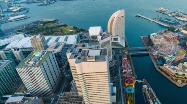 Yokohama limanının, Minato Mirai liman bölgesi, Japonya 'daki gündüz-gece geçişi.