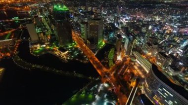 Yokohama, Japonya 'da trafik ve şehir gece görüşü zaman aşımı