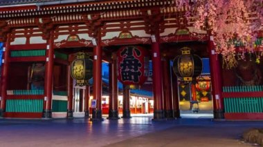 TOKYO, JAPONYA - 27 Mart 2019: Sensoji Tapınağı 'nın sabah Tokyo, Japonya' da kiraz çiçekleri eşliğinde gün be gün son kullanma tarihi