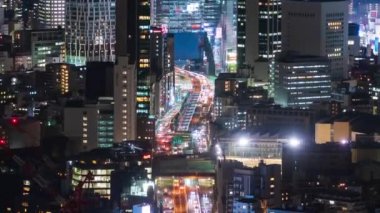 Tokyo, Japonya 'daki Shibuya Hattı No: 3 Metropolitan Otobanı' nın zaman aşımına uğramış.