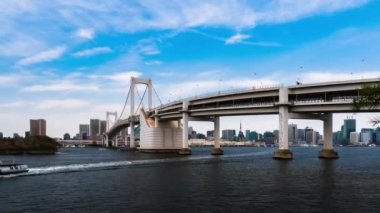 Odaiba, Tokyo, Japonya 'daki Gökkuşağı Köprüsü' nün zaman aşımı