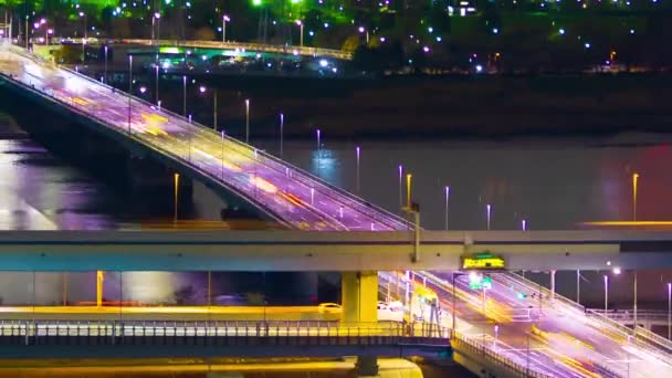 東京の荒川をまたぐ高速道路橋の夜間の崩壊 — ストック動画