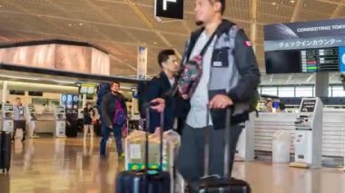 Tokyo, JAPAN - 30 Mart 2019: Yolcuların zaman aşımı Narita Uluslararası Havaalanı, Tokyo, Japonya 'daki 1..