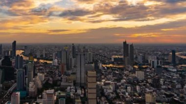 Bangkok 'un Chao Phraya Nehri, Tayland' la birlikte gece gündüz geçişi