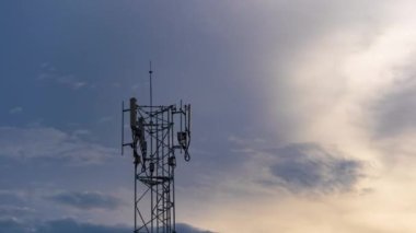 Gün batımında Telekomünikasyon Kulesi Anteninin zaman aşımına uğraması