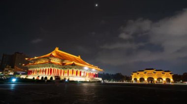 Tayvan 'ın Taipei kentindeki Chiang Kai-Shek Anıt Salonu' nun Ulusal Tiyatro Salonu ve Özgürlük Meydanı ana kapısının zaman aşımına uğraması.