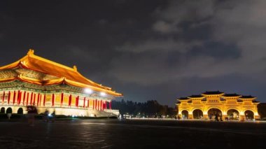 Tayvan 'ın Taipei kentindeki Chiang Kai-Shek Anıt Salonu' nun Ulusal Tiyatro Salonu ve Özgürlük Meydanı ana kapısının zaman aşımına uğraması.