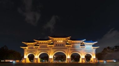 Taipei, Tayvan 'daki Chiang Kai-Shek Anıt Salonu' nun ana kapısının zaman aşımı.
