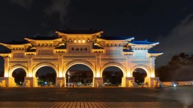 Taipei, Tayvan 'daki Chiang Kai-Shek Anıt Salonu' nun ana kapısının zaman aşımı.