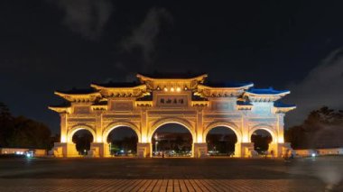Taipei, Tayvan 'daki Chiang Kai-Shek Anıt Salonu' nun ana kapısının zaman aşımı.
