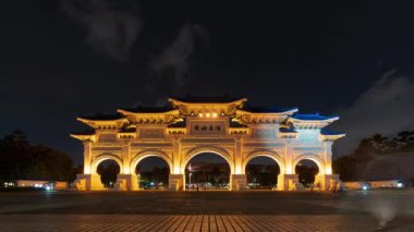 Taipei, Tayvan 'daki Chiang Kai-Shek Anıt Salonu' nun ana kapısının zaman aşımı.