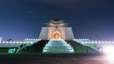Tayvan 'ın Taipei şehrinde gece Chiang Kai-Shek Anma Salonu' nun zaman aşımı