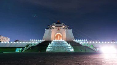 Tayvan 'ın Taipei şehrinde gece Chiang Kai-Shek Anma Salonu' nun zaman aşımı