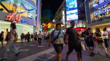 Taipei, Tayvan - 8 Haziran 2019: Tayvan 'daki Ximending Caddesi' ndeki markette gece yarısı yürüyen ve alışveriş yapan bir kalabalık. Ximending, Taipei 'deki ünlü moda, gece pazarı ve sokak yemeğidir..
