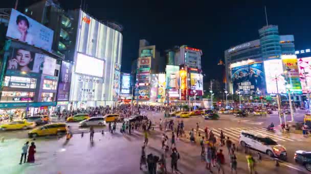 2019年6月8日 台湾西门子 交通中断 人们夜间在人行道上行走 西门子是台北著名的时尚 夜市和街头食品 — 图库视频影像