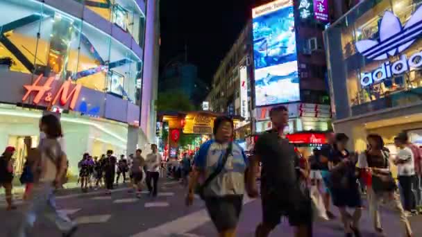 6月2019 台湾の夜に西門街市場で歩行者やショッピングの群衆の時間経過 西門は台北で有名なファッション ナイトマーケット ストリートフードです — ストック動画