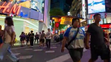 Taipei, Tayvan - 8 Haziran 2019: Tayvan 'daki Ximending Caddesi' ndeki markette gece yarısı yürüyen ve alışveriş yapan bir kalabalık. Ximending, Taipei 'deki ünlü moda, gece pazarı ve sokak yemeğidir..