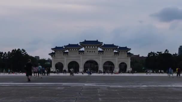 Chiang Kai Shek Memorial Hall Szabadság Tér Főkapuja Éjjel Nappal — Stock videók