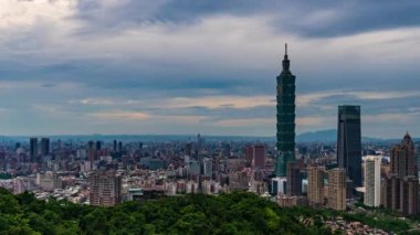 Taipei, Tayvan 'da şehir manzarasının gün be gece gecikmesi