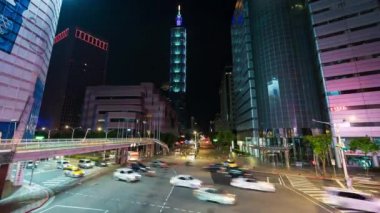 Taipei, Tayvan - 9 Haziran 2019: Taipei 101 kulesinin gece yarısı Tayvan 'da trafik varken zaman aşımı