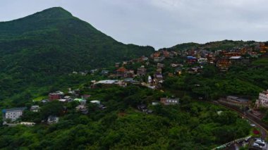 Jiufen köyünün, yağmurlu bir günde, dağ ve Tayvan 'da, günden geceye hızlandırılmış zamanı.