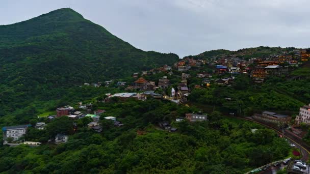 Siang Malam Hari Selang Waktu Desa Jiufen Dengan Gunung Hari — Stok Video