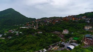 Jiufen köyünün, yağmurlu bir günde, dağ ve Tayvan 'da, günden geceye hızlandırılmış zamanı.