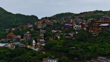 Jiufen köyünün, yağmurlu bir günde, dağ ve Tayvan 'da, günden geceye hızlandırılmış zamanı.