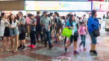 Taipei, Tayvan... 11 Haziran 2019: Tayvan 'daki Ximending Caddesi' ndeki markette gece vakti yürüyen ve alışveriş yapan bir sürü insan. Ximending, Taipei 'deki ünlü moda, gece pazarı ve sokak yemeğidir..